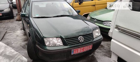 Volkswagen Bora 1999  випуску Київ з двигуном 1.6 л бензин седан механіка за 5100 долл. 