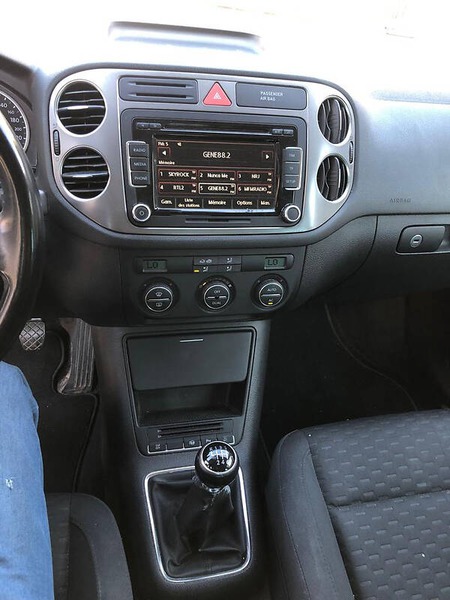Volkswagen Tiguan 2010  випуску Рівне з двигуном 2 л дизель позашляховик механіка за 9999 долл. 