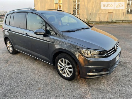 Volkswagen Touran 2019  випуску Луцьк з двигуном 1.6 л дизель мінівен автомат за 18000 долл. 