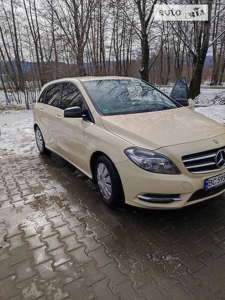 Mercedes-Benz B 180 2013  випуску Львів з двигуном 1.8 л дизель універсал автомат за 11500 долл. 