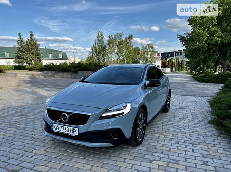 Volvo V40 2019  випуску Київ з двигуном 1.5 л бензин хэтчбек автомат за 18500 долл. 