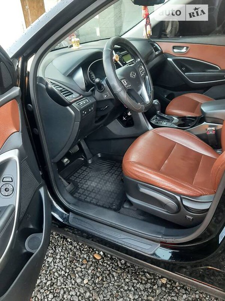 Hyundai Santa Fe 2012  випуску Ужгород з двигуном 2.2 л дизель позашляховик автомат за 15900 долл. 