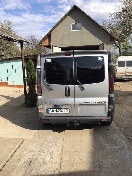 Opel Vivaro 2005  випуску Ужгород з двигуном 2.5 л дизель мінівен механіка за 8500 долл. 