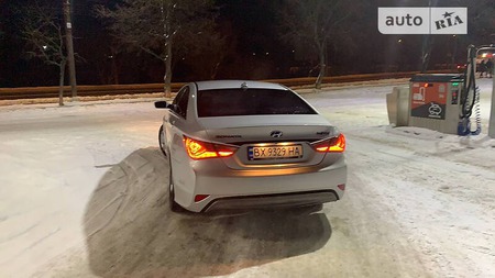 Hyundai Sonata 2014  випуску Хмельницький з двигуном 2.4 л гібрид седан автомат за 10000 долл. 