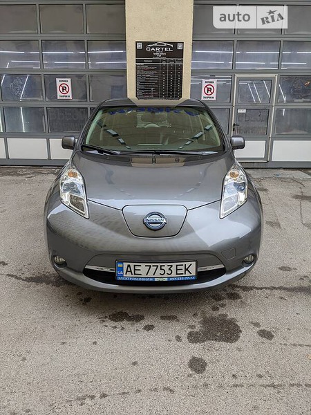 Nissan Leaf 2014  випуску Дніпро з двигуном 0 л електро хэтчбек  за 11900 долл. 