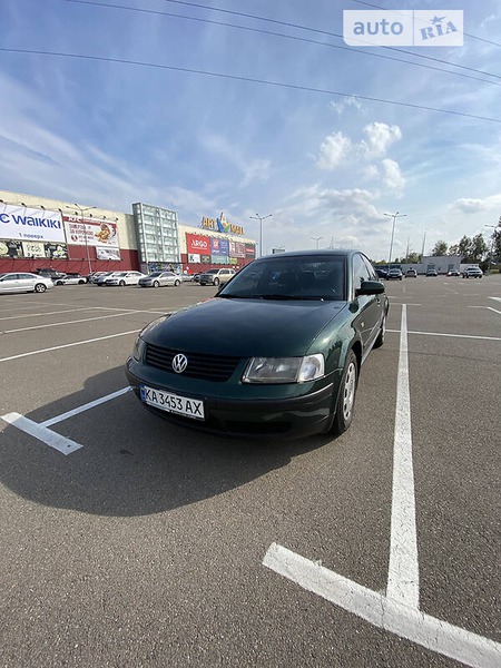 Volkswagen Passat 1998  випуску Київ з двигуном 1.8 л  седан автомат за 4900 долл. 