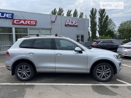 Volkswagen Touareg 2015  випуску Київ з двигуном 3.6 л бензин позашляховик автомат за 25500 долл. 