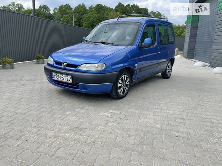 Peugeot Partner 2002  випуску Івано-Франківськ з двигуном 2 л дизель мінівен механіка за 1399 долл. 