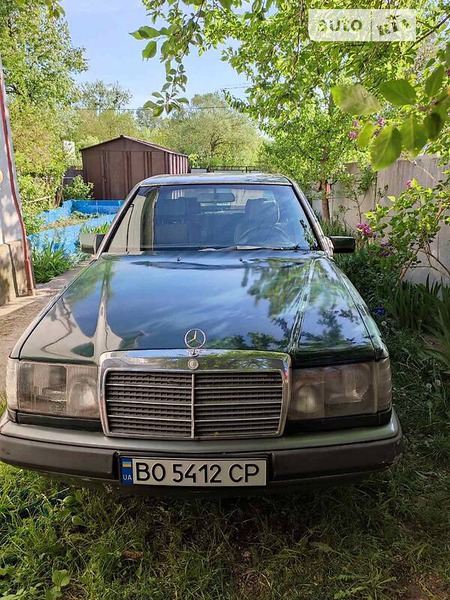 Mercedes-Benz E 200 1990  випуску Івано-Франківськ з двигуном 2 л дизель седан автомат за 2200 долл. 