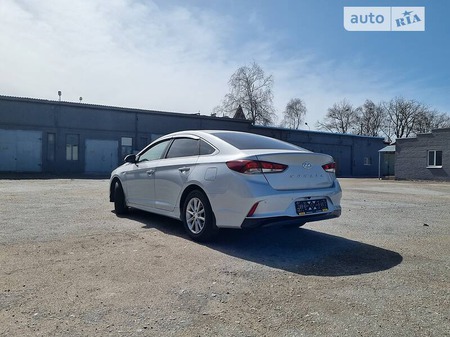 Hyundai Sonata 2018  випуску Київ з двигуном 2 л газ седан автомат за 13700 долл. 