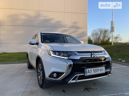 Mitsubishi Outlander 2018  випуску Ужгород з двигуном 2.4 л бензин позашляховик автомат за 21500 долл. 