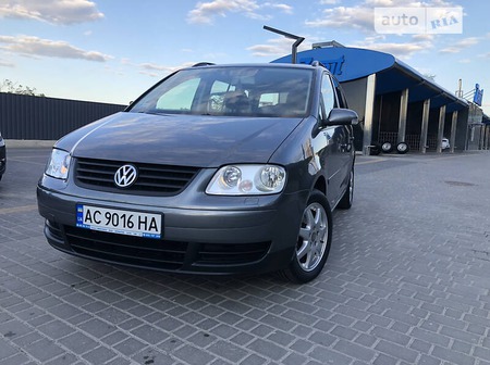 Volkswagen Touran 2006  випуску Дніпро з двигуном 1.6 л бензин мінівен механіка за 6999 долл. 