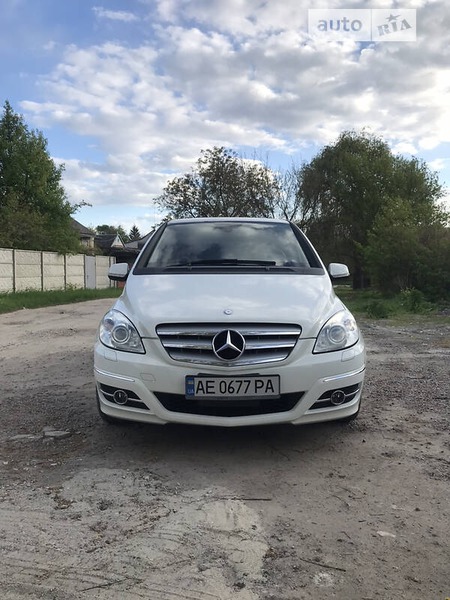 Mercedes-Benz B 180 2010  випуску Дніпро з двигуном 1.7 л бензин хэтчбек автомат за 8200 долл. 