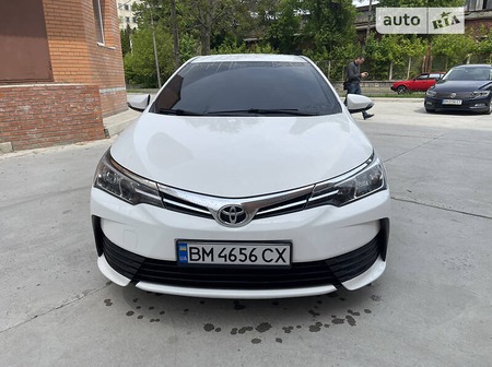 Toyota Corolla 2018  випуску Суми з двигуном 1.3 л бензин седан механіка за 15550 долл. 