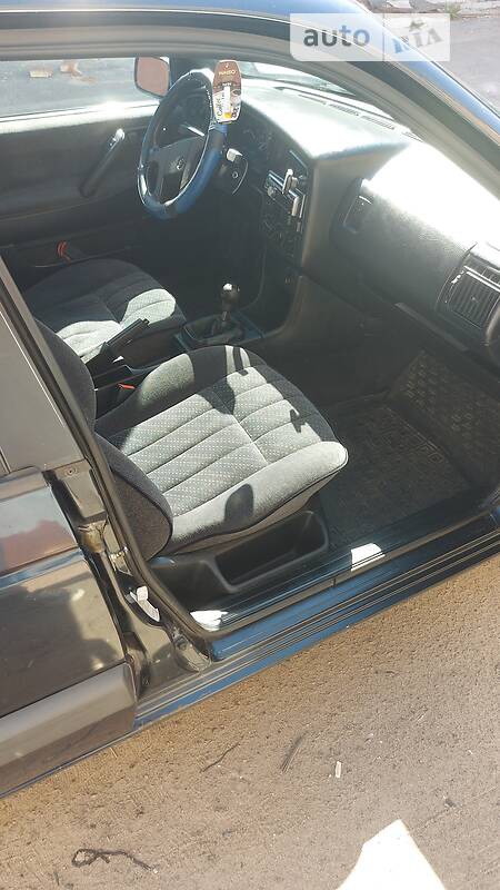 Volkswagen Passat 1992  випуску Рівне з двигуном 2 л  седан механіка за 2450 долл. 