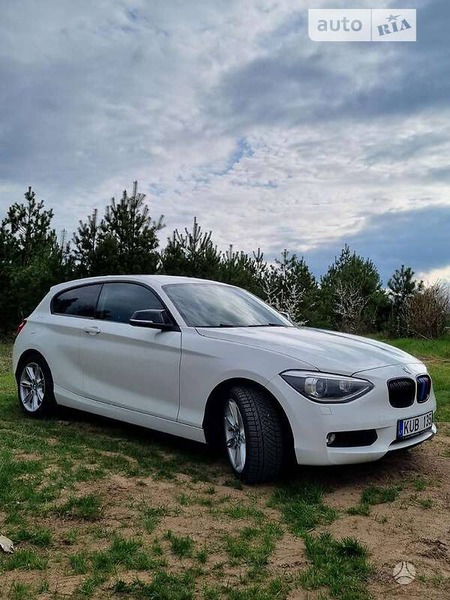 BMW 114 2013  випуску Львів з двигуном 1.6 л бензин хэтчбек механіка за 8500 євро 