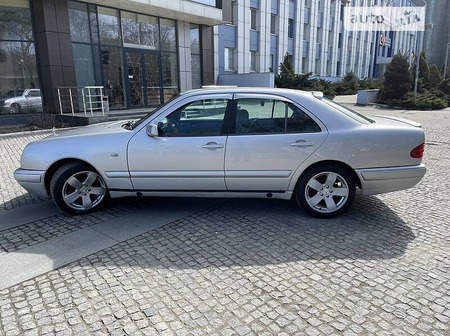 Mercedes-Benz E 200 1996  випуску Дніпро з двигуном 0 л бензин седан механіка за 5800 долл. 