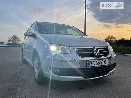 Volkswagen Touran 2007  випуску Львів з двигуном 2 л дизель мінівен автомат за 7200 долл. 