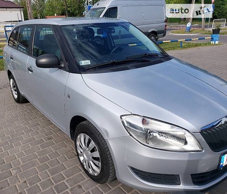 Skoda Fabia 2010  випуску Луцьк з двигуном 0 л дизель універсал механіка за 4750 долл. 