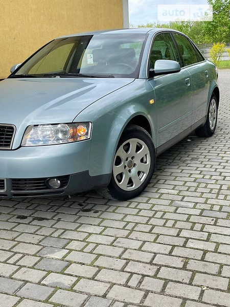 Audi A4 Limousine 2002  випуску Львів з двигуном 2 л бензин седан механіка за 4400 долл. 