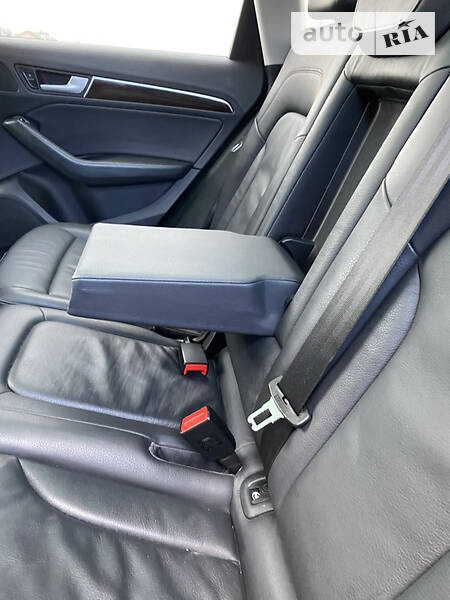 Audi Q5 2014  випуску Чернігів з двигуном 2 л бензин позашляховик автомат за 18600 долл. 