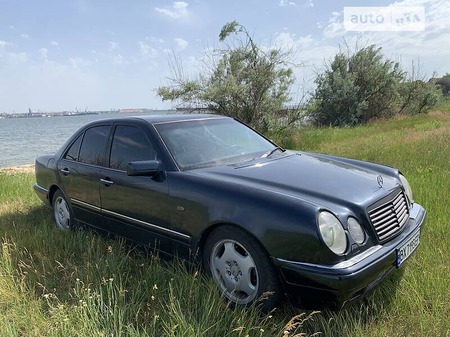 Mercedes-Benz E 220 1998  випуску Миколаїв з двигуном 3.2 л  седан автомат за 2950 долл. 