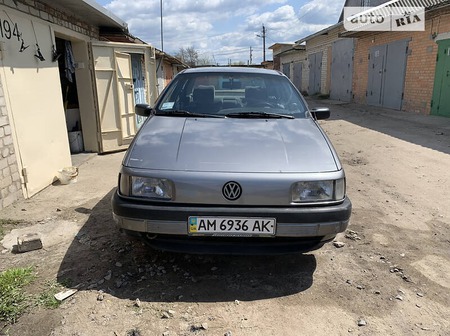Volkswagen Passat 1991  випуску Київ з двигуном 1.8 л  седан механіка за 2000 долл. 