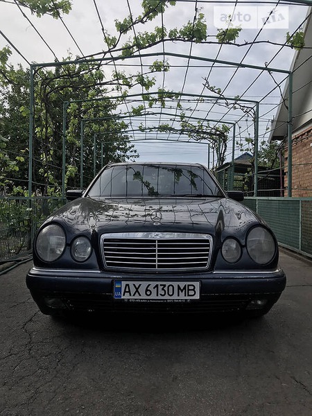 Mercedes-Benz E 200 1996  випуску Дніпро з двигуном 2 л  седан механіка за 3500 долл. 