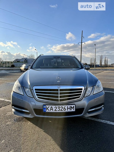 Mercedes-Benz E 220 2010  випуску Київ з двигуном 2.2 л дизель універсал автомат за 14200 долл. 