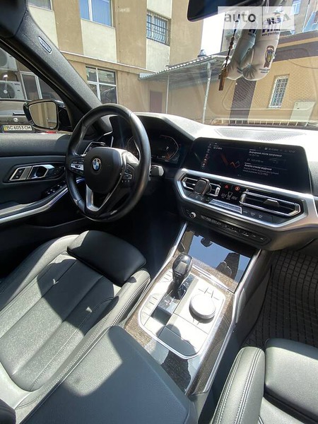 BMW 330 2019  випуску Львів з двигуном 2 л бензин седан автомат за 35800 долл. 