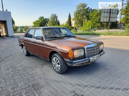 Mercedes-Benz E 200 1981  випуску Тернопіль з двигуном 2 л дизель седан механіка за 850 долл. 