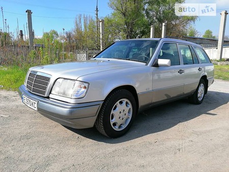 Mercedes-Benz E 200 1995  випуску Дніпро з двигуном 2 л  універсал механіка за 5000 долл. 
