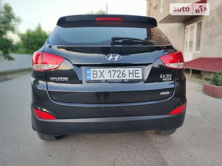 Hyundai ix35 2011  випуску Чернівці з двигуном 2 л дизель універсал механіка за 13300 долл. 