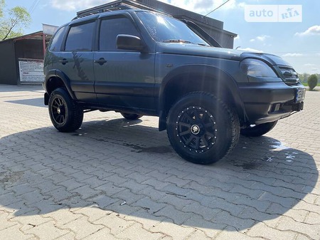 Chevrolet Niva 2006  випуску Чернівці з двигуном 0 л бензин седан механіка за 5600 долл. 