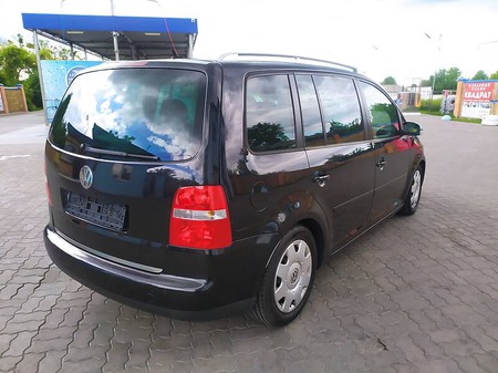 Volkswagen Touran 2006  випуску Луцьк з двигуном 2 л дизель універсал механіка за 4999 долл. 