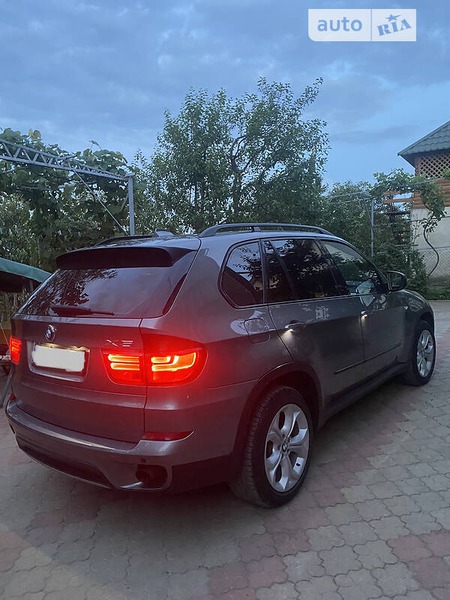 BMW X5 2011  випуску Чернівці з двигуном 3 л дизель позашляховик автомат за 16400 долл. 