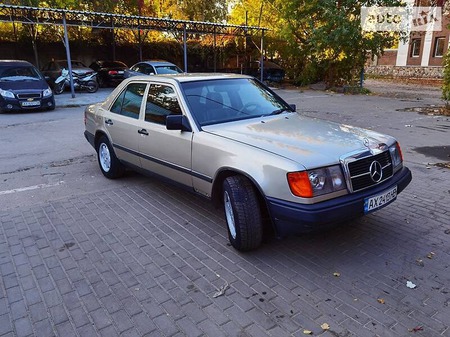 Mercedes-Benz E 230 1988  випуску Харків з двигуном 2.3 л бензин седан механіка за 3000 долл. 