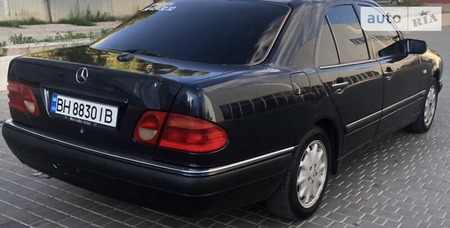 Mercedes-Benz E 420 1996  випуску Одеса з двигуном 4.2 л  седан автомат за 4999 долл. 