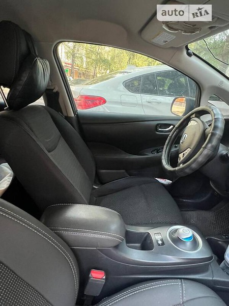 Nissan Leaf 2015  випуску Чернівці з двигуном 0 л  хэтчбек  за 17500 долл. 
