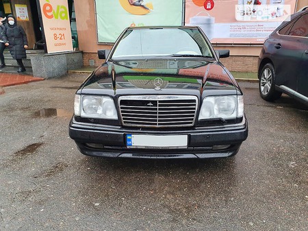 Mercedes-Benz E 220 1995  випуску Київ з двигуном 0 л  купе автомат за 5300 долл. 