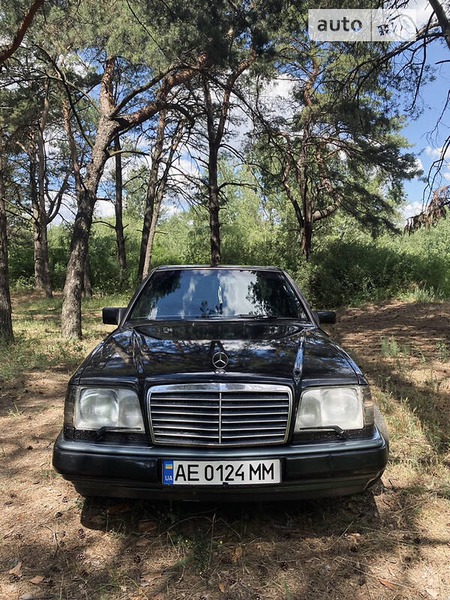 Mercedes-Benz E 420 1993  випуску Дніпро з двигуном 4.2 л  седан автомат за 4300 долл. 