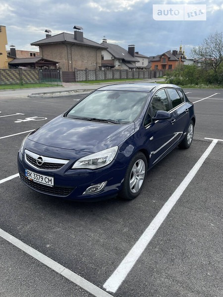 Opel Astra 2011  випуску Рівне з двигуном 1.6 л бензин хэтчбек автомат за 7200 долл. 