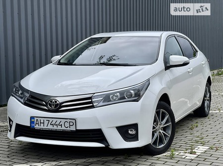 Toyota Corolla 2014  випуску Харків з двигуном 1.6 л  седан механіка за 9750 долл. 