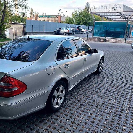 Mercedes-Benz E 320 2002  випуску Київ з двигуном 3.2 л бензин седан автомат за 5800 долл. 