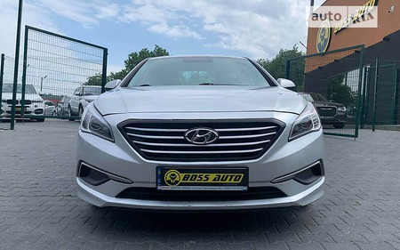 Hyundai Sonata 2016  випуску Чернівці з двигуном 2.4 л бензин седан автомат за 9900 долл. 