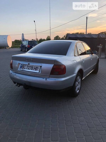 Audi A4 Limousine 1996  випуску Львів з двигуном 1.6 л  седан механіка за 2800 долл. 