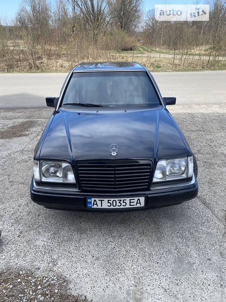 Mercedes-Benz E 260 1992  випуску Івано-Франківськ з двигуном 2.6 л  седан механіка за 2800 долл. 