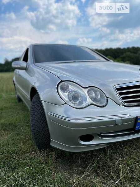 Mercedes-Benz C 220 2001  випуску Львів з двигуном 2.2 л дизель седан автомат за 4500 долл. 