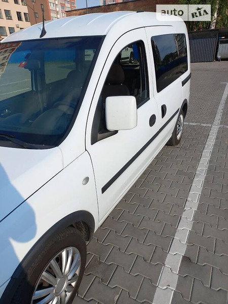 Opel Combo Life 2008  випуску Луцьк з двигуном 1.3 л  мінівен автомат за 4100 долл. 