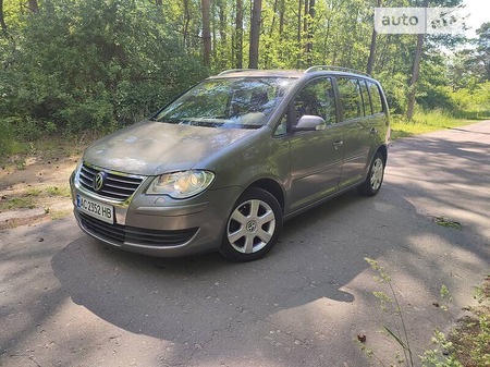 Volkswagen Touran 2007  випуску Луцьк з двигуном 0 л бензин універсал автомат за 5900 долл. 